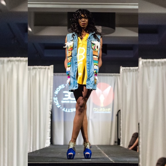 Custom made vest with embroidery - Picture 1 of 3